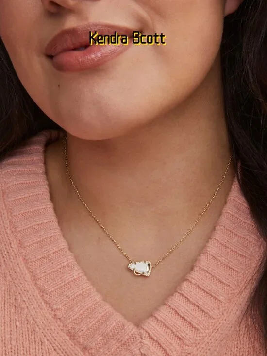 Cheer Gold Short Pendant Necklace in White Mother-of-Pearl - Picture 4 of 4